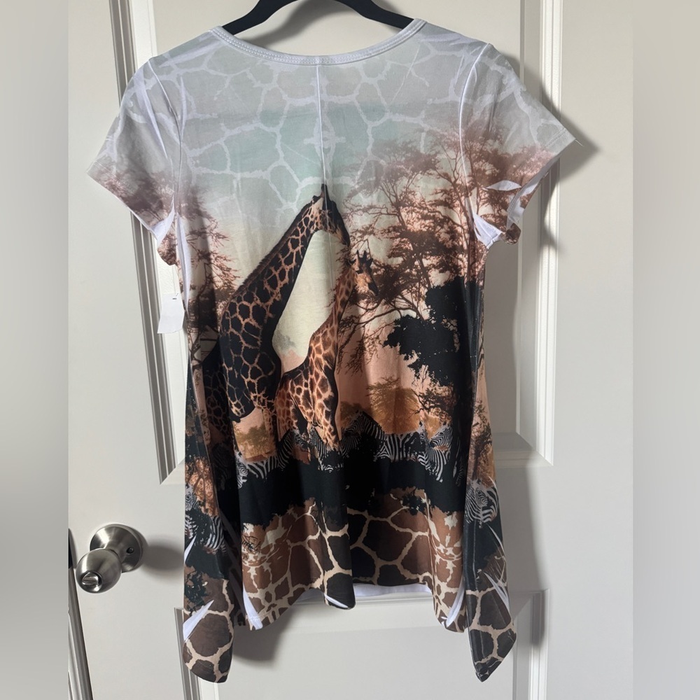NWT Big Bang Giraffe Print V-Neck Women's Top Size Medium - Picture 4 of 4